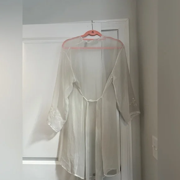 White Lace Robe - Picture 2 of 2